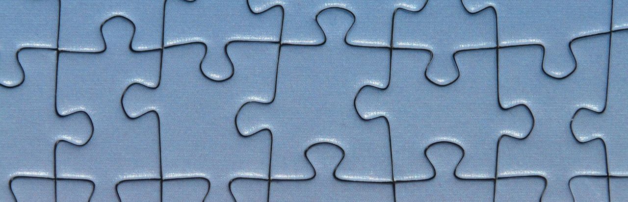 Mehrere, korrekt zusammengesetzte, blaue Puzzle-Teile.